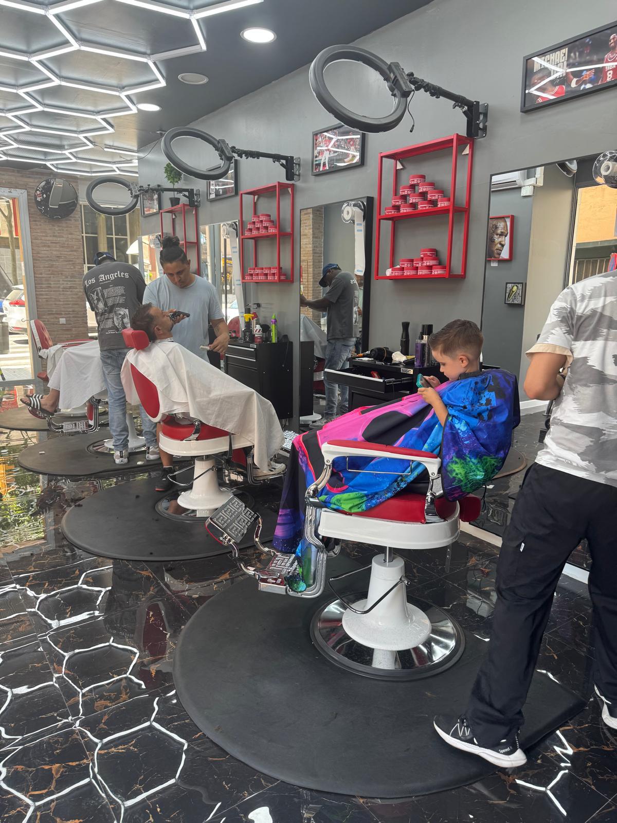 Interior de barbería tradicional con sillones clásicos y ambiente elegante
